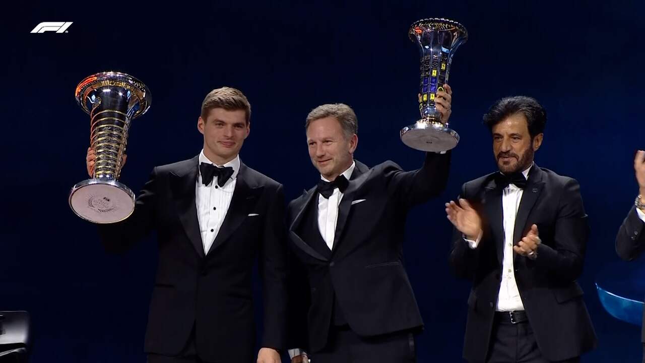 Beeld uit video: Verstappen ontvangt kampioenstrofee op FIA-gala