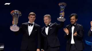 Max Verstappen ontvangt kampioenschapstrofee op FIA Gala