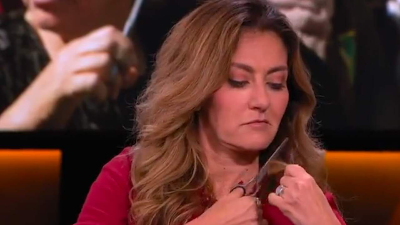 Beeld uit video: Minister Yesilgöz knipt plukje haar af voor Iraanse vrouwen
