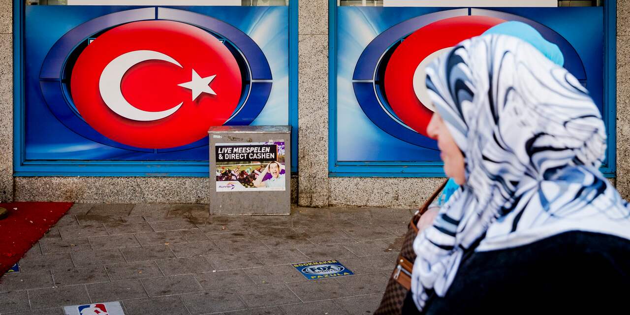 Winkel Rotterdam nu beplakt met Turkse vlaggen