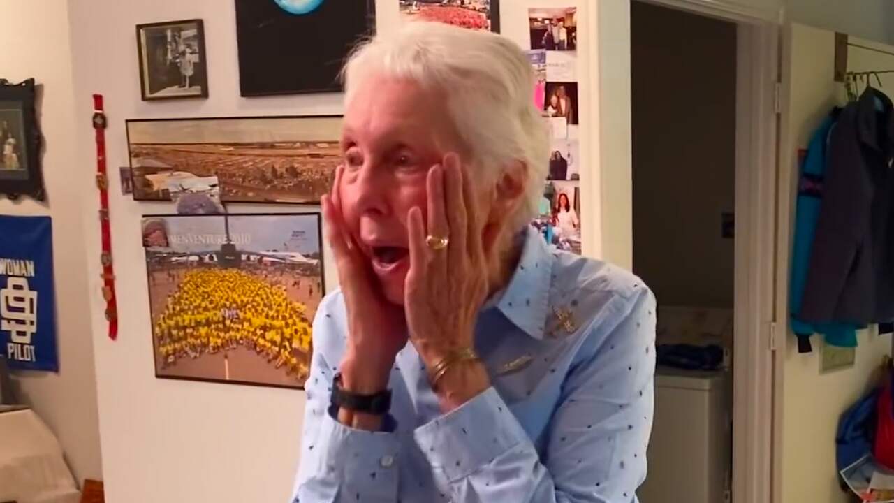 Beeld uit video: 82-jarige vrouw door het dolle, ze wordt de oudste astronaut ooit