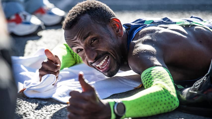 Abdi na marathonwinst in recordtijd: 'Was bijna doof door het publiek'