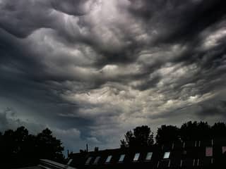 KNMI waarschuwt voor zware regen- en onweersbuien in noorden Nederland