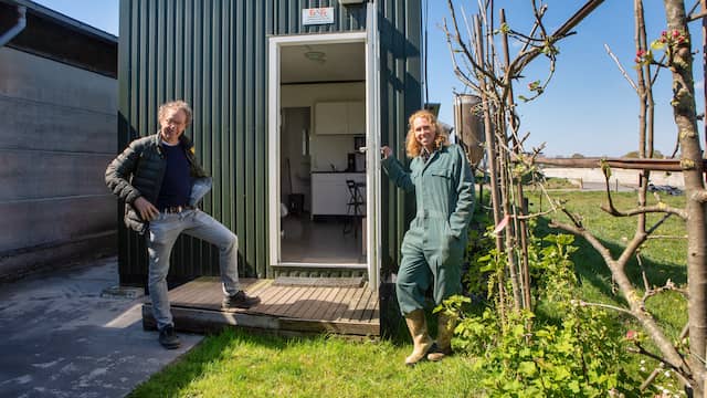 Iwan van Esch van NovaFarm-Grip en Corina de Bont van zorgboerderij De Bonte Koe in Sprundel bij een van de drie wooneenheden voor afgekickte verslaafden die hier onder begeleiding komen wonen en werken.