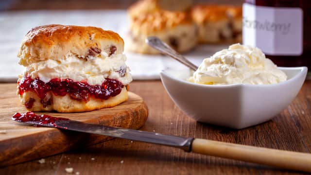 Scones met aardbeienjam horen erbij, vindt Laura Kieft.