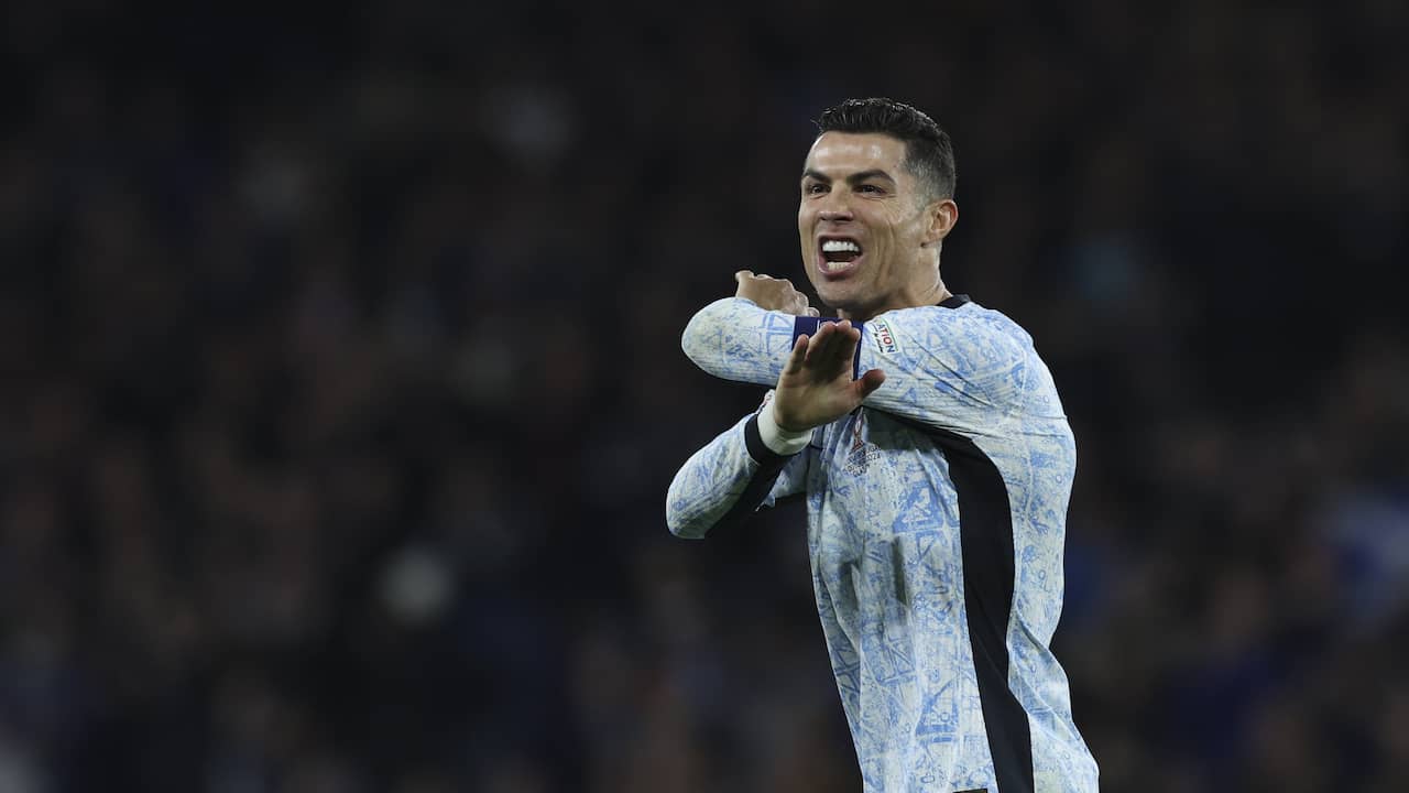 Beeld uit video: Boze Ronaldo maakt wegwerpgebaren naar scheidsrechter na gelijkspel