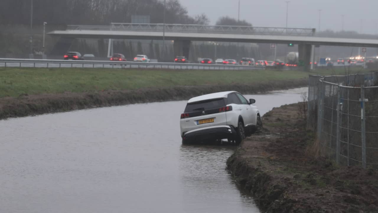 Automobilist Belandt In Water Na Nemen Niet Bestaande Oprit A12 | NU.nl