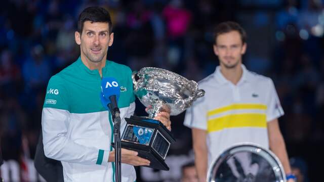 Novak Djokovic, die geregeld kritisch is over het coronavaccin, won de Australian Open in 2021 voor de negende keer.