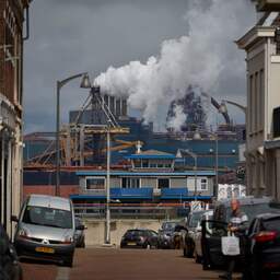 Inwoners Wijk aan Zee leven 2,5 maand korter door uitstoot Tata Steel