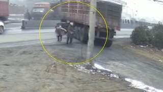 Chinees redt oudere vrouw uit dode hoek van vrachtwagen