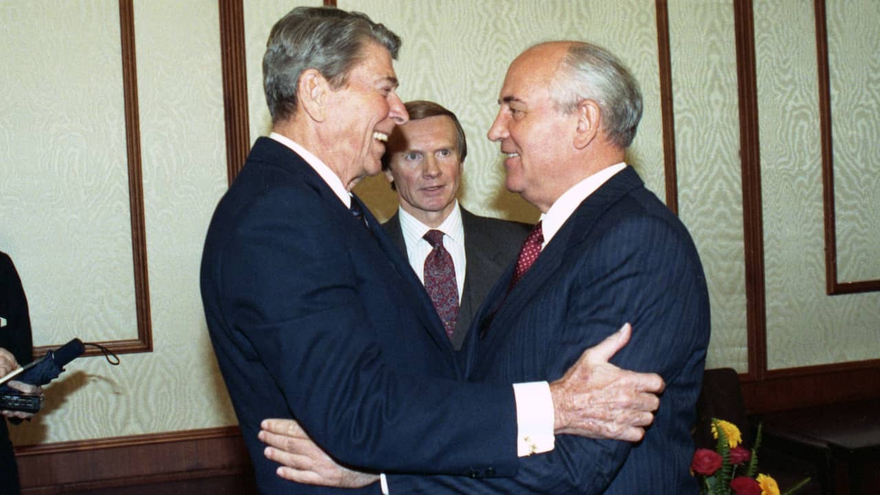 Ronald Reagan e Mikhail Gorbaciov hanno avuto una relazione intima.  Oggi è inimmaginabile un caloroso abbraccio tra i leader americani e russi.