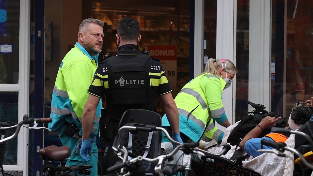Beeld uit video: Hulpdiensten op de been na steekpartij in Haagse supermarkt