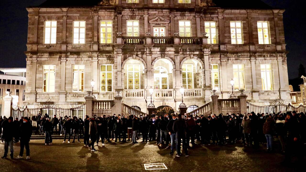 MVV-supporters verzamelden zich dinsdag voor het stadhuis van Maastricht.