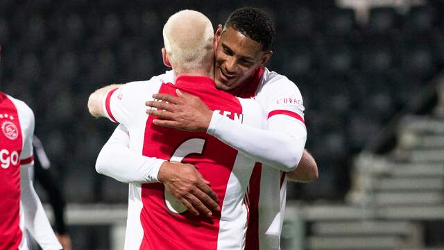 Davy Klaassen en Sébastien Haller vieren de 0-1.
