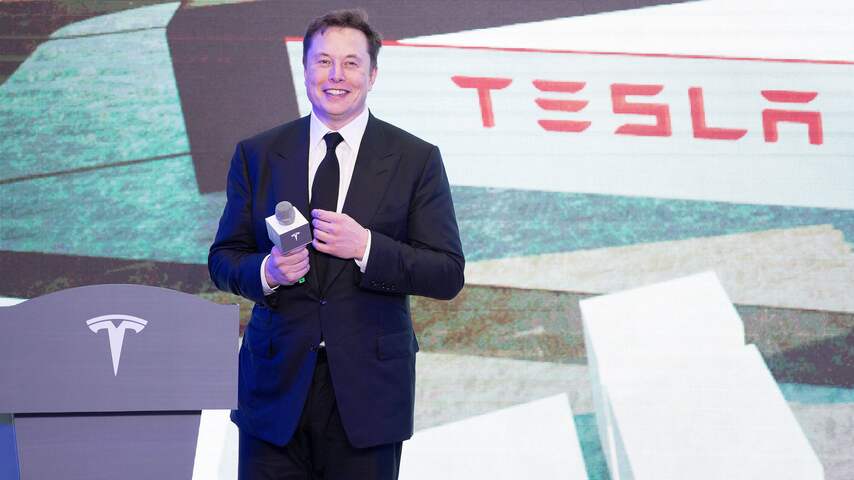 Tesla-oprichter en eigenaar Elon Musk geeft een persconferentie