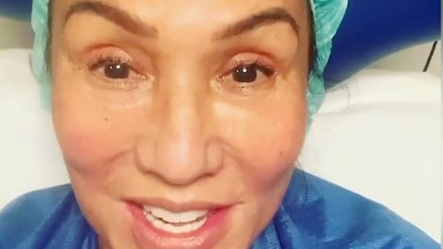 Beeld uit video: Patty Brard ondergaat knieoperatie