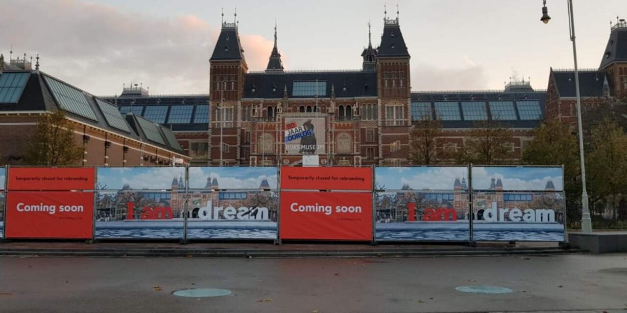 Kunstenaar bedekt letters 'I Amsterdam' bij Rijksmuseum