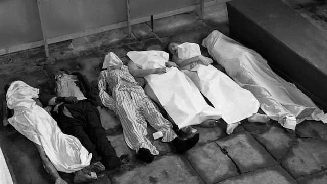 1944: Slachtoffers van de hongerwinter in Amsterdam.