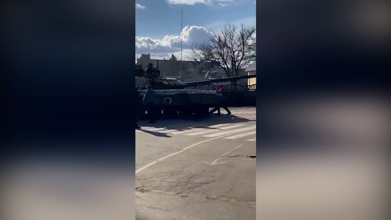 Burgers proberen Russische tanks met blote handen tegen te houden