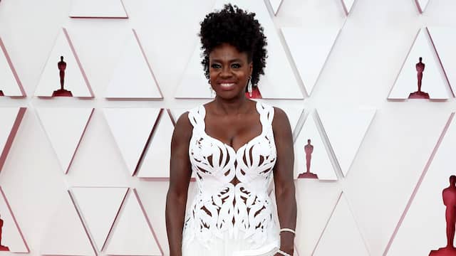 Viola Davis ha vinto la migliore attrice con un corsetto disegnato a mano mentre gli stilisti lavorano con i truccatori per portare il tono della pelle dell'attrice sulla parte superiore del corpo.