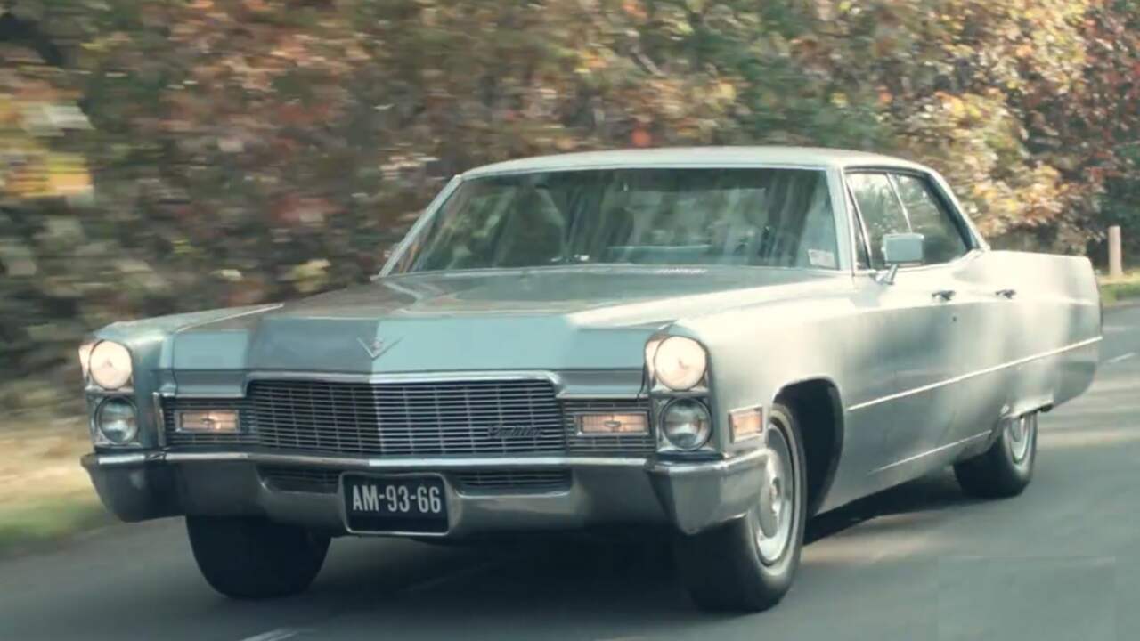 Cadillac Sedan de Ville van 6 meter uit 1968 op de brug