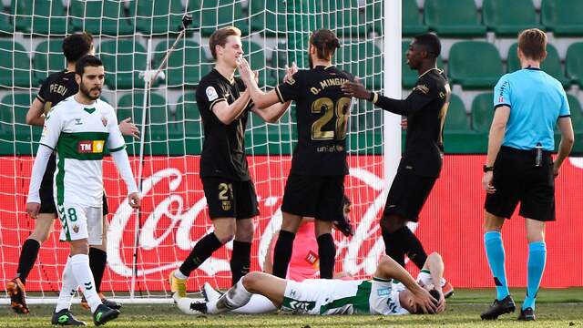 Frenkie de Jong wordt gefeliciteerd na het openingsdoelpunt.