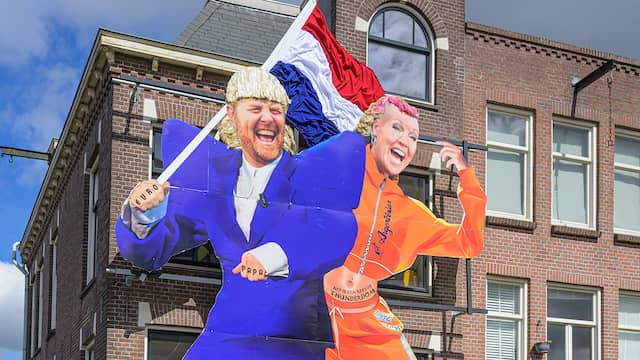 Beeld uit video: Amsterdams café onthult gevelversiering met hakkende koning