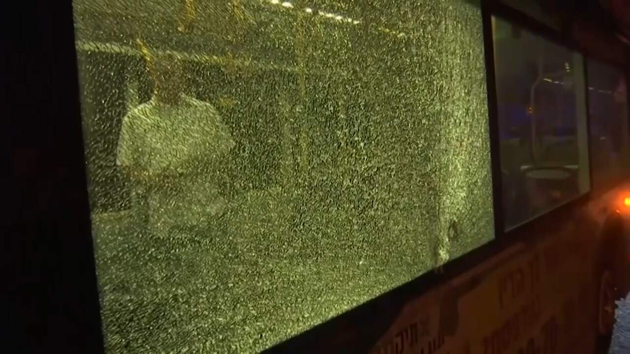 Beeld uit video: Beelden tonen met kogels doorzeefde bus in Jeruzalem
