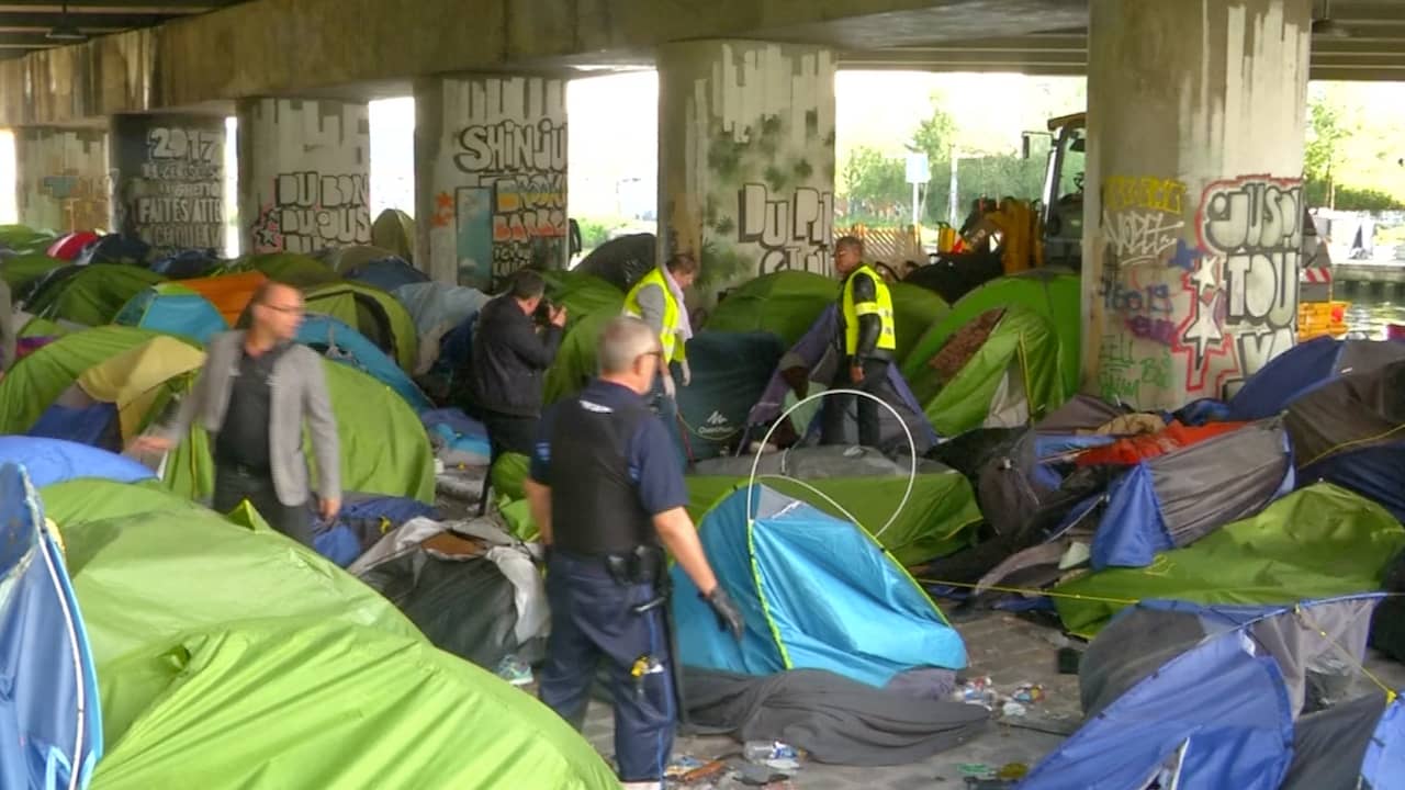 Beeld uit video: Politie ontruimt tentenkamp voor vluchtelingen in Parijs