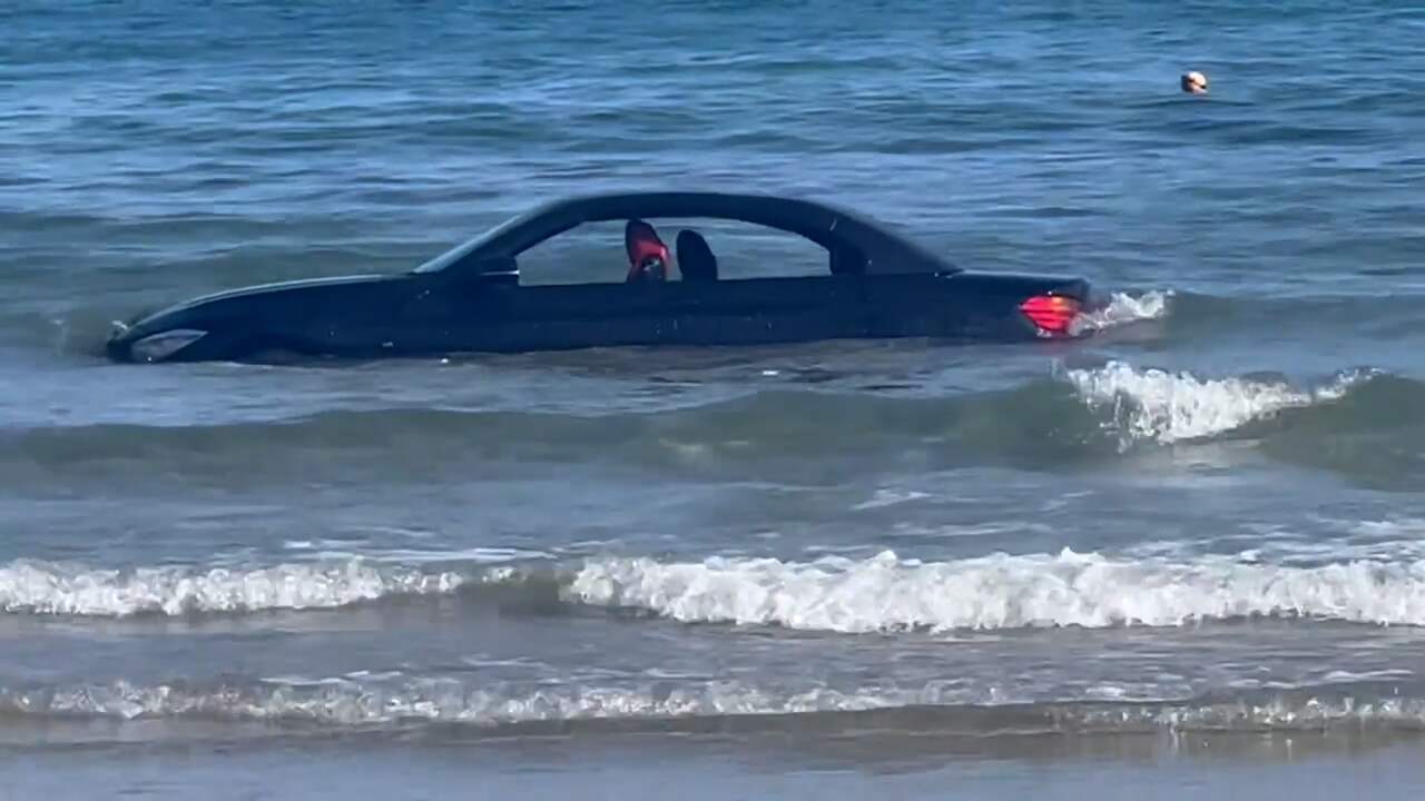 Beeld uit video: BMW wordt door de zee meegesleurd in Engeland