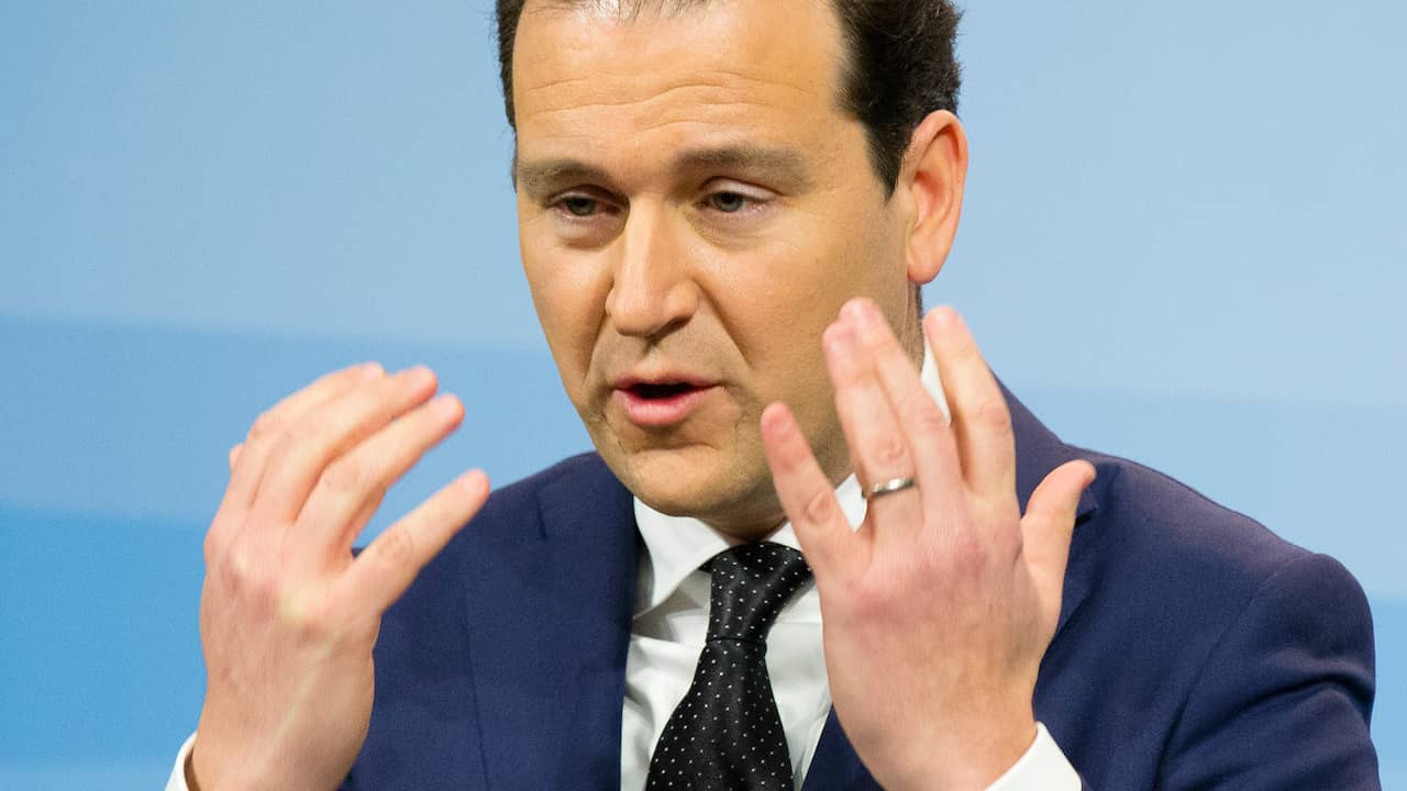 Asscher neemt vragen in inburgeringsexamen onder de loep