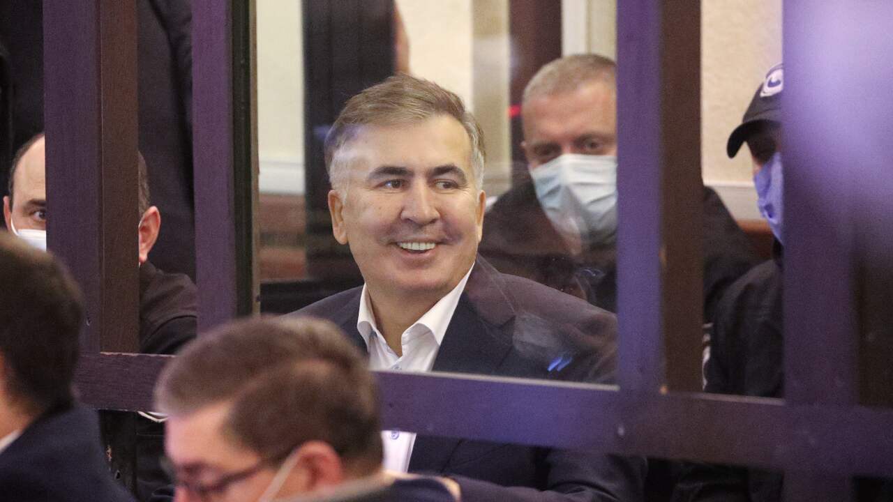 Oud-president Saakashvili zit maandag tijdens de rechtszitting in een glazen kooi.