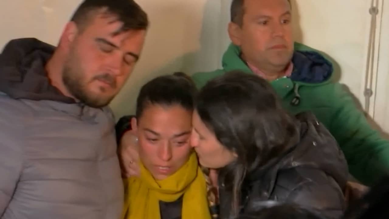 Beeld uit video: Familie in put gevallen Julen emotioneel tijdens steunbetuiging