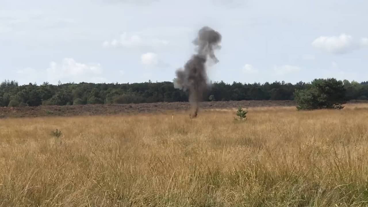 Beeld uit video: EOD laat granaat ontploffen op Ginkelse Heide in Ede