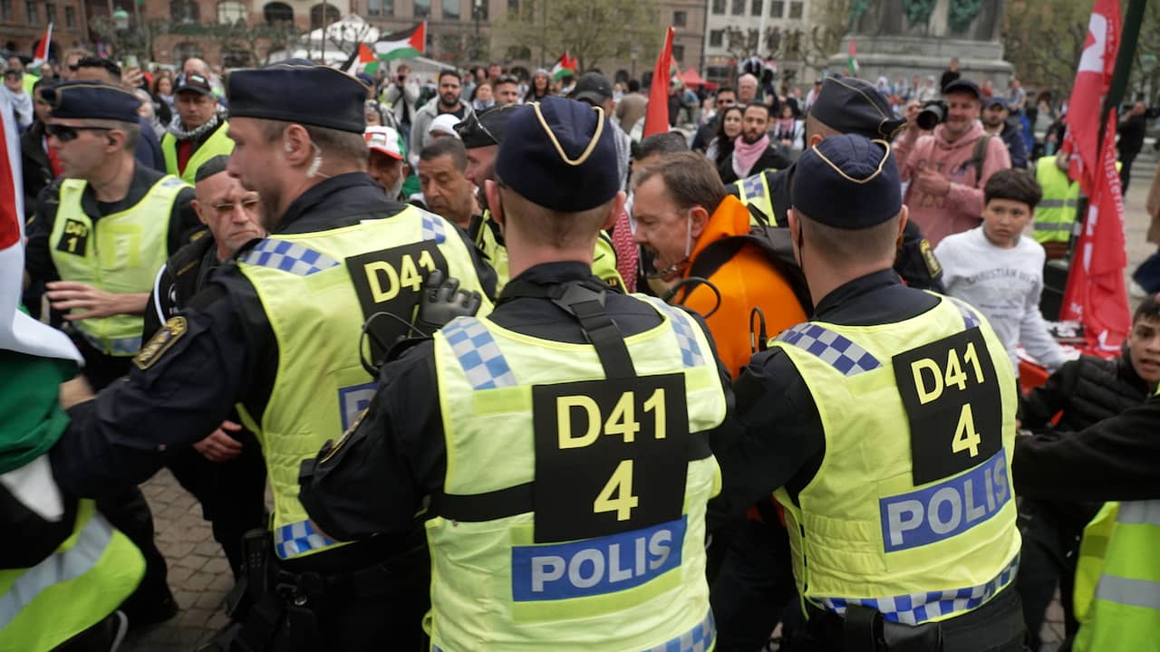 Beeld uit video: Politie grijpt in bij Songfestival-protest na afpakken Israëlische vlag
