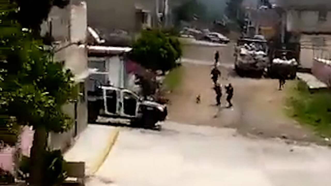 Beeld uit video: Omstander filmt schietpartij bij stadhuis in Mexico