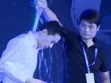 Robin Li, de CEO van Baidu, krijgt water over zich heen tijdens een presentatie op Baidu Create op 3 juli 2019.