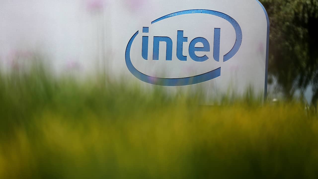 "Intel's Chip Surplus Leads to Major Losses Amid Decreased Demand