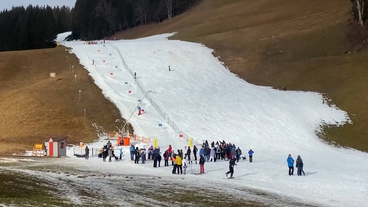 Beeld uit video: Skiërs beperkt tot smalle pistes door recordtemperaturen