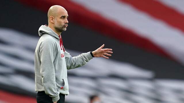 Josep Guardiola langs de lijn in het Emirates Stadium van Arsenal.