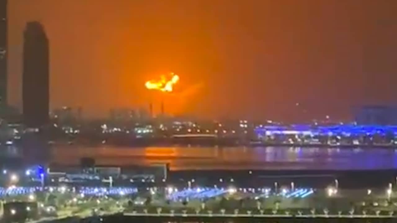 Beeld uit video: Enorme explosie verlicht hemel boven haven van Dubai
