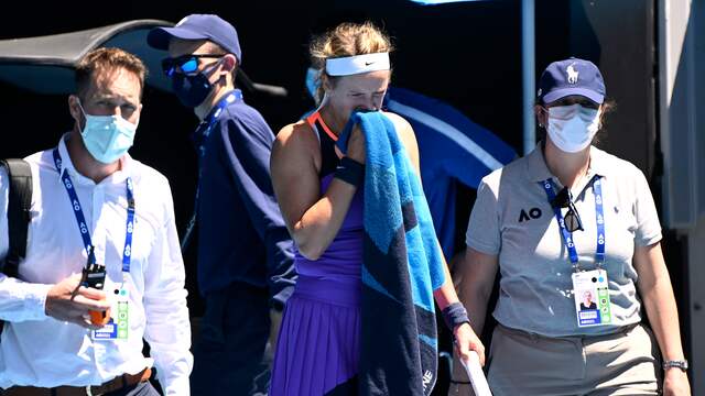 Victoria Azarenka krijgt een medische behandeling wegens ademhalingsproblemen.