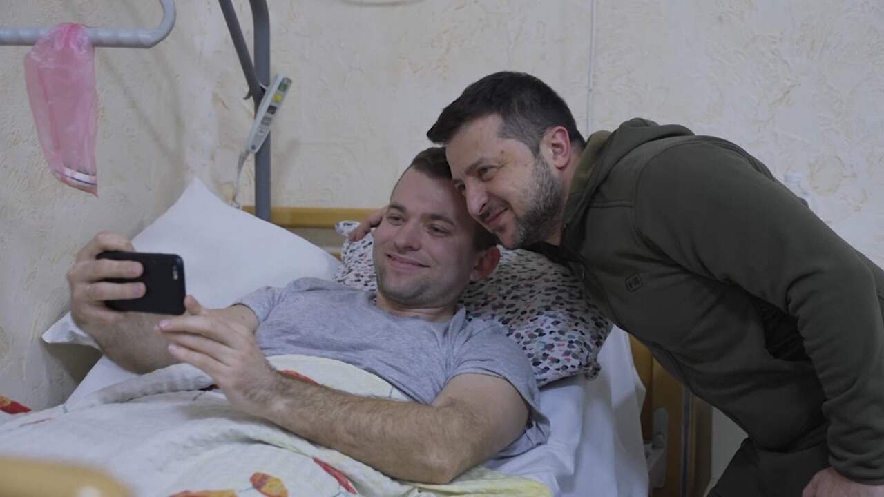 Beeld uit video: President Zelensky bezoekt gewonde militairen in Kyiv