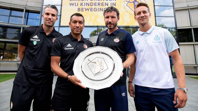 De trainers en captains met de Johan Cruijff Schaal