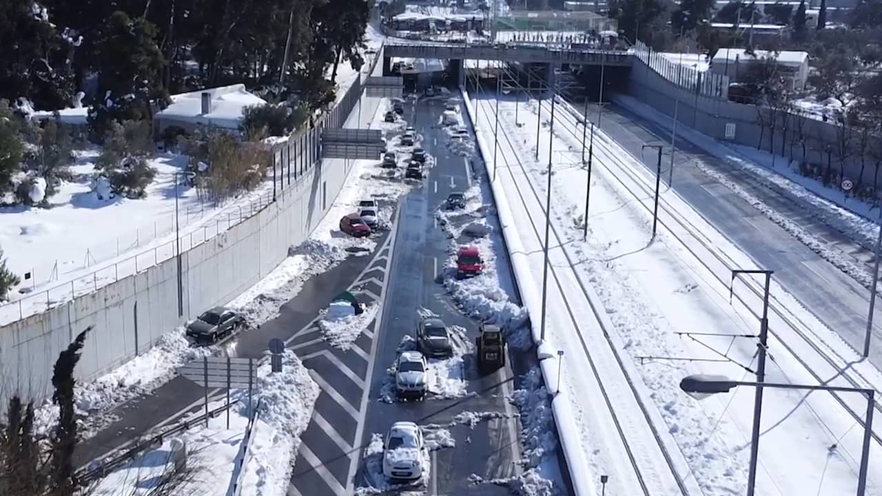 Beeld uit video: Drone filmt achtergelaten ingesneeuwde auto’s op Griekse snelweg