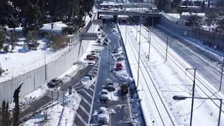 Drone filmt achtergelaten ingesneeuwde auto’s op Griekse snelweg