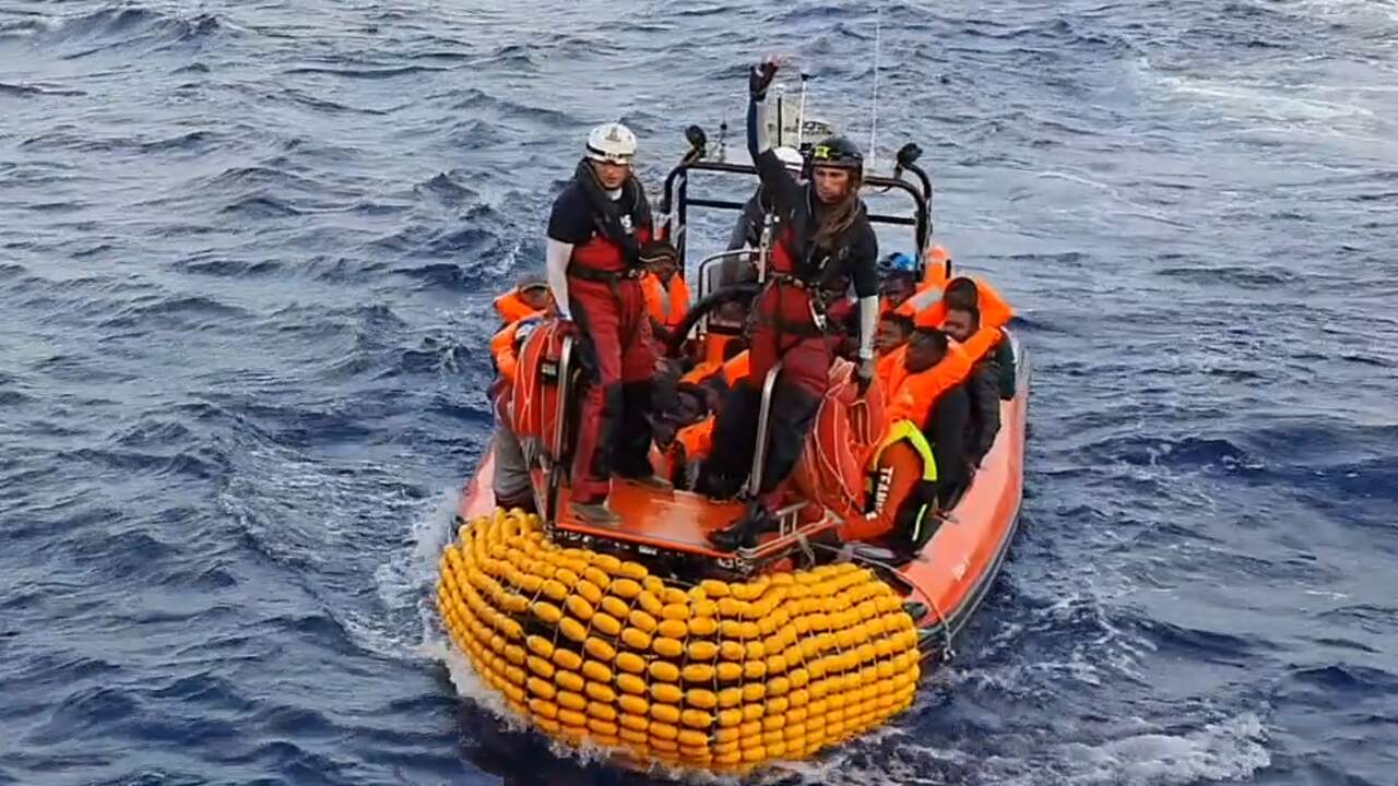 Schip Artsen Zonder Grenzen redt 94 mensen voor kust van Libië