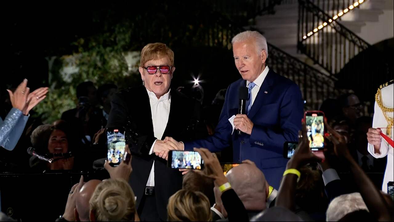 Beeld uit video: Elton John krijgt van Biden hoge onderscheiding