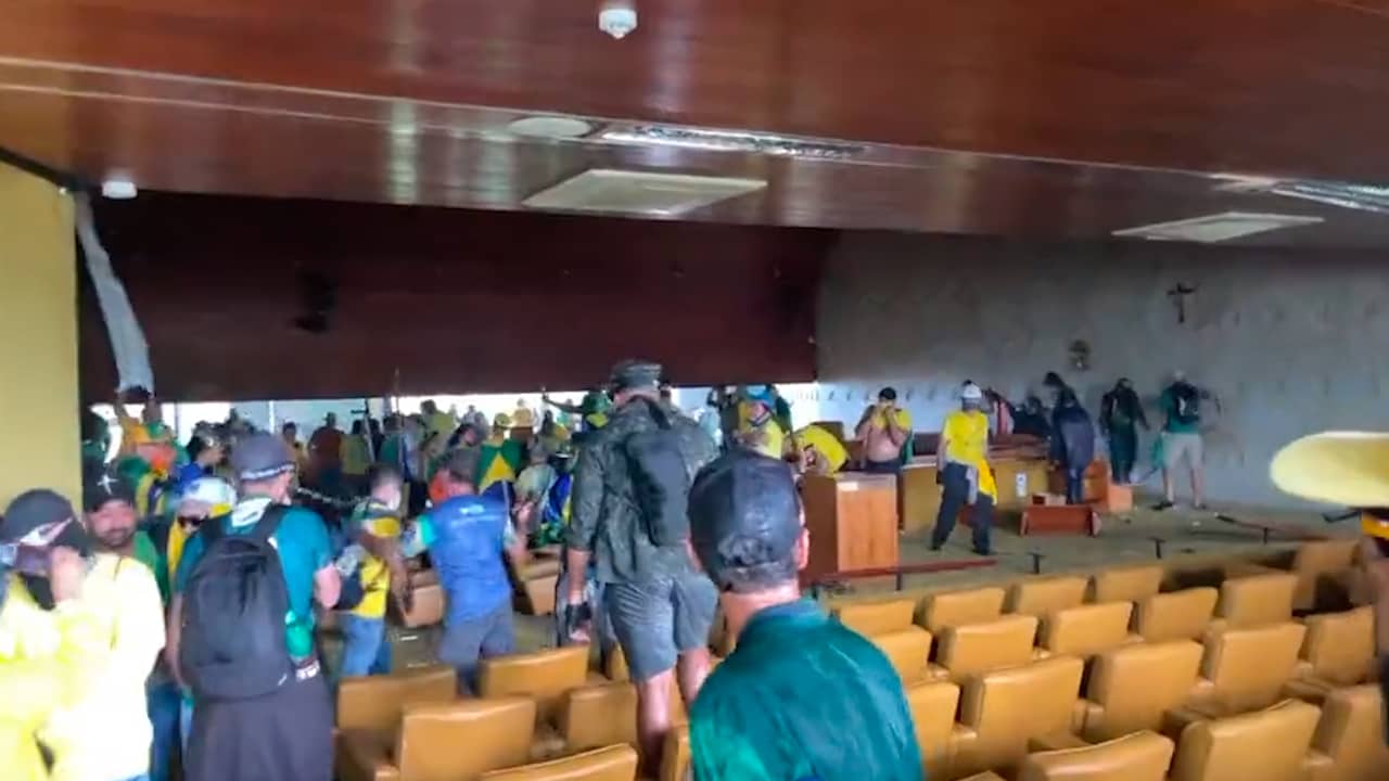 Beeld uit video: Bolsonaro-aanhangers dringen parlementsgebouw Brazilië binnen