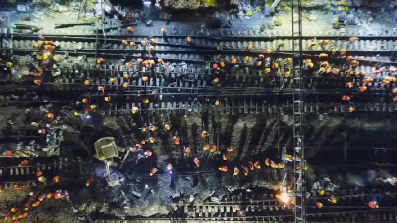Beeld uit video: 1.500 Chinezen bouwen volledig spoornetwerk in negen uur tijd